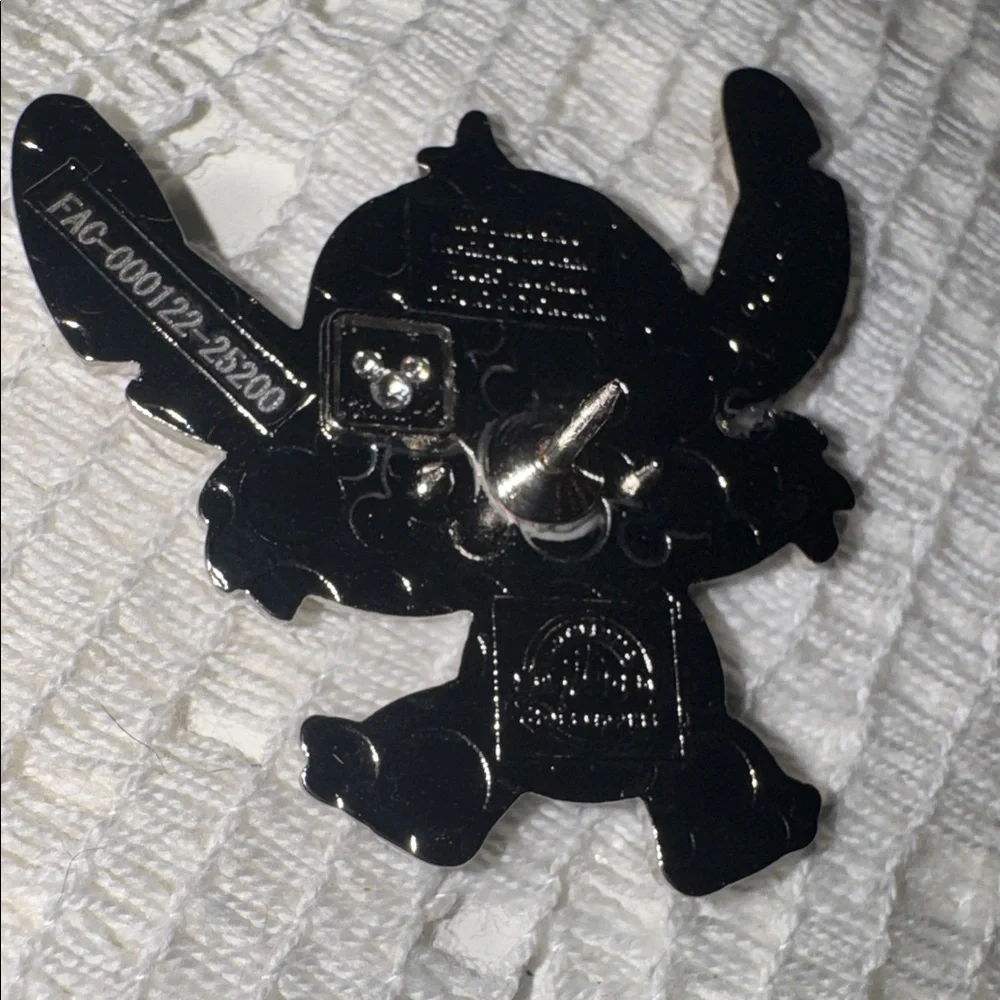 DISNEY PIN STITCH LANYARD STARTER SET 2024 STITCH ONLY Trading Enamel - Picture 2 of 3